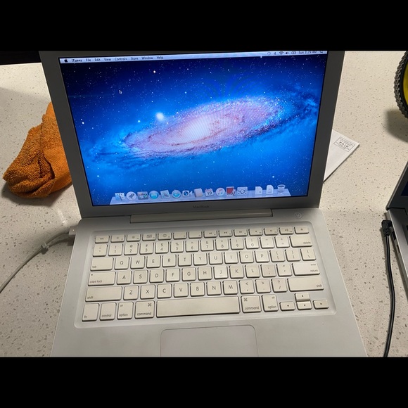 Apple computer laptop